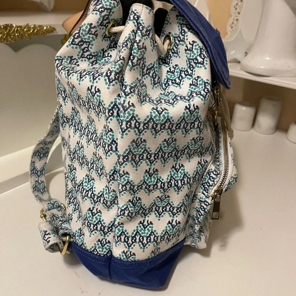 Vineyard Vines Blue and White Patterned Backpack - Picture 5 of 16